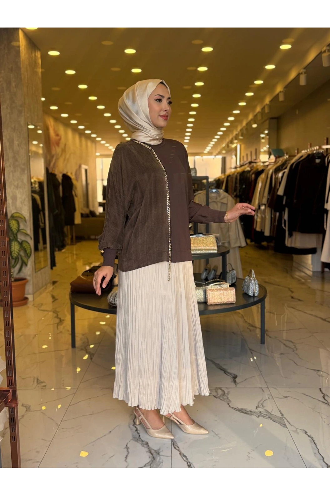 NİLİWİ-YARISI KUMAŞ ZİNCİRLİ YARASA BLUZ KAHVE