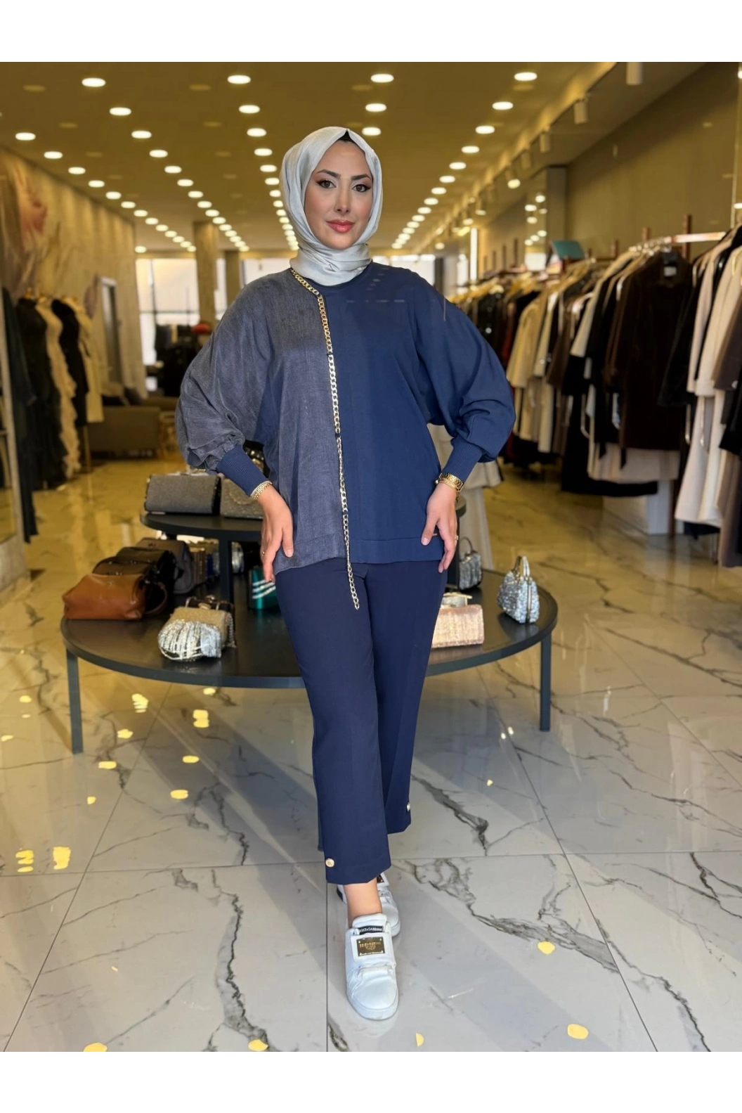 NİLİWİ-YARISI KUMAŞ ZİNCİRLİ YARASA BLUZ LACİVERT