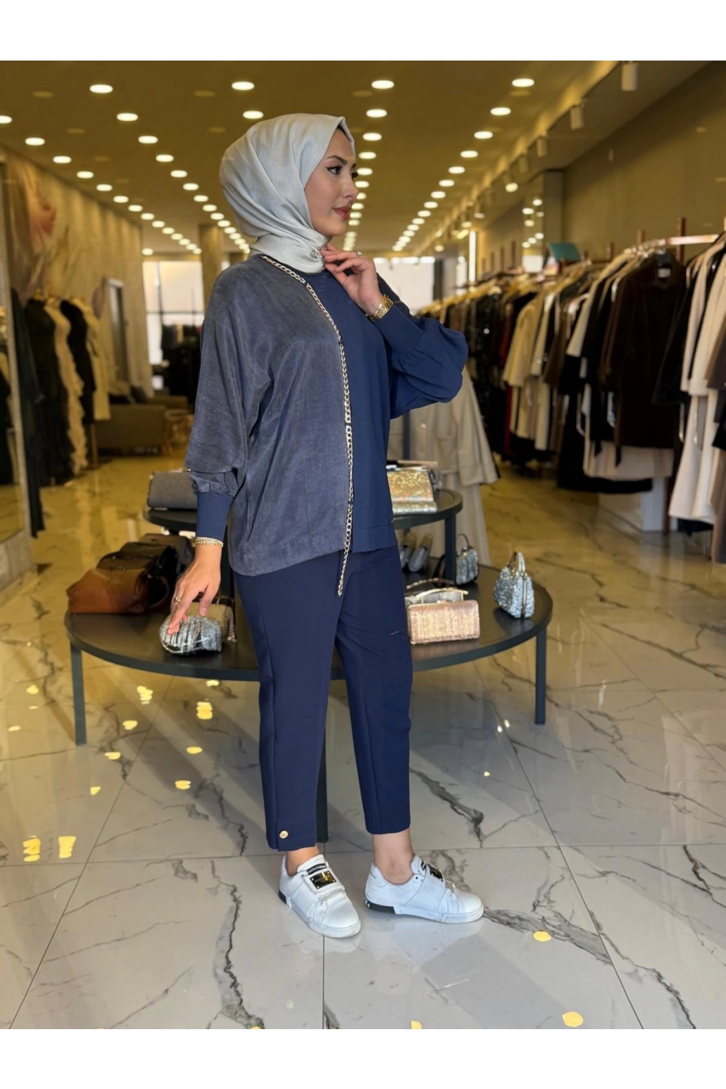 NİLİWİ-YARISI KUMAŞ ZİNCİRLİ YARASA BLUZ LACİVERT