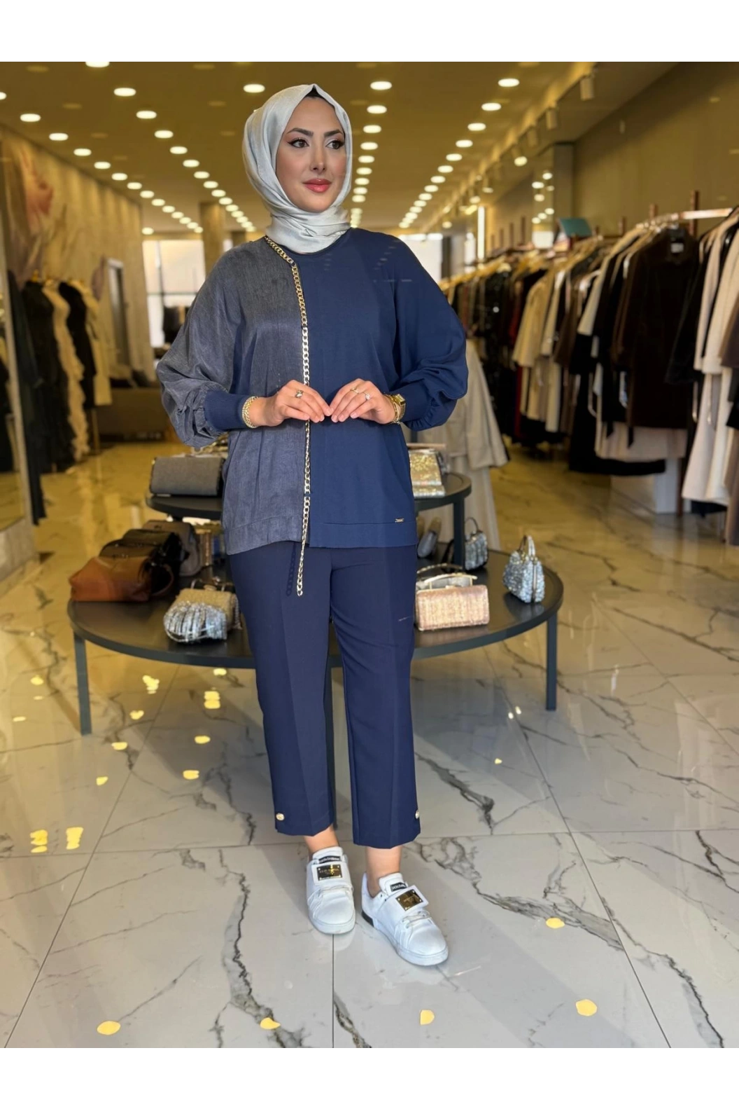 NİLİWİ-YARISI KUMAŞ ZİNCİRLİ YARASA BLUZ LACİVERT