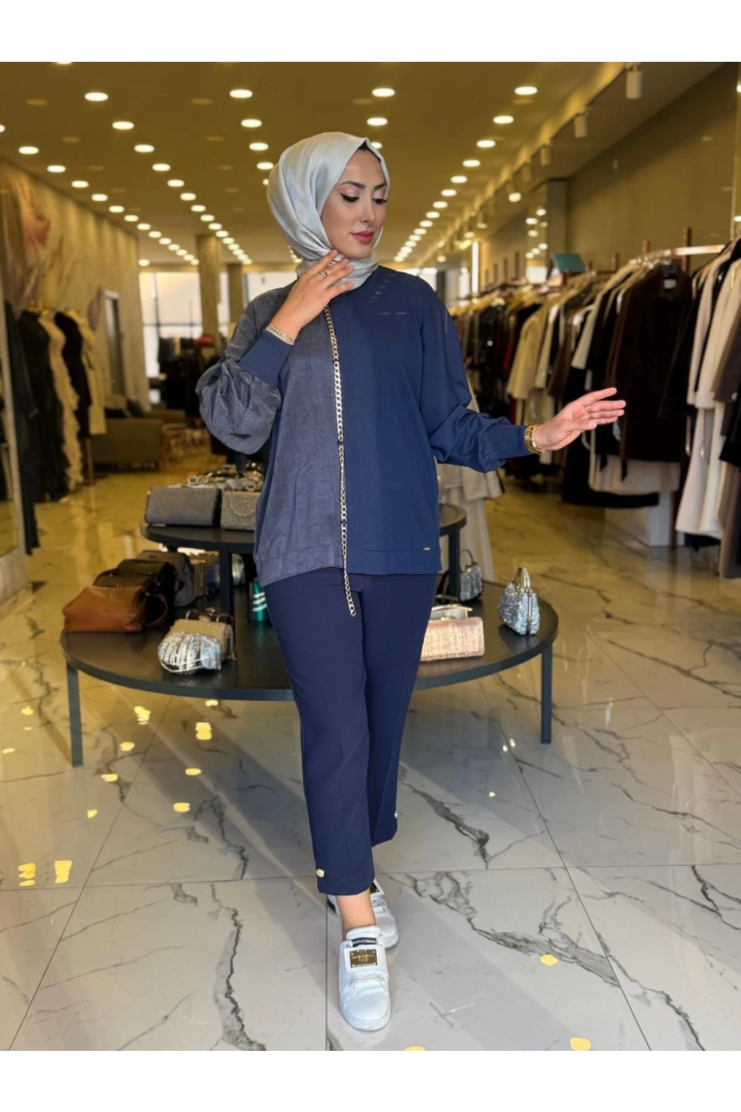 NİLİWİ-YARISI KUMAŞ ZİNCİRLİ YARASA BLUZ LACİVERT