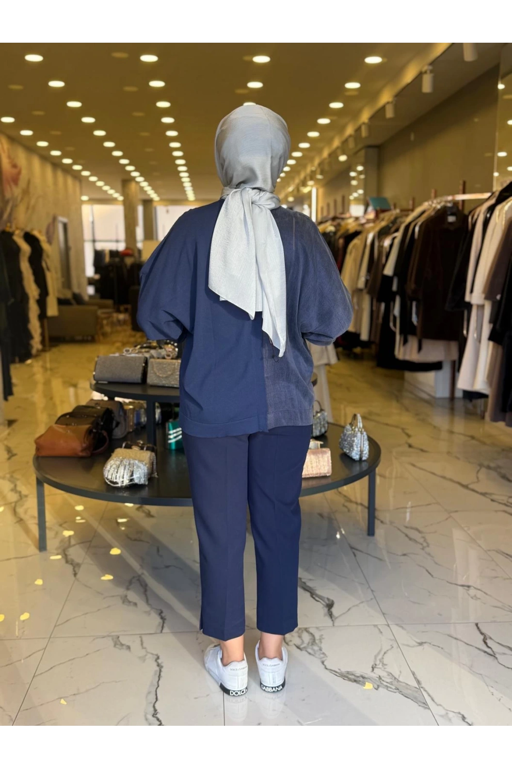 NİLİWİ-YARISI KUMAŞ ZİNCİRLİ YARASA BLUZ LACİVERT