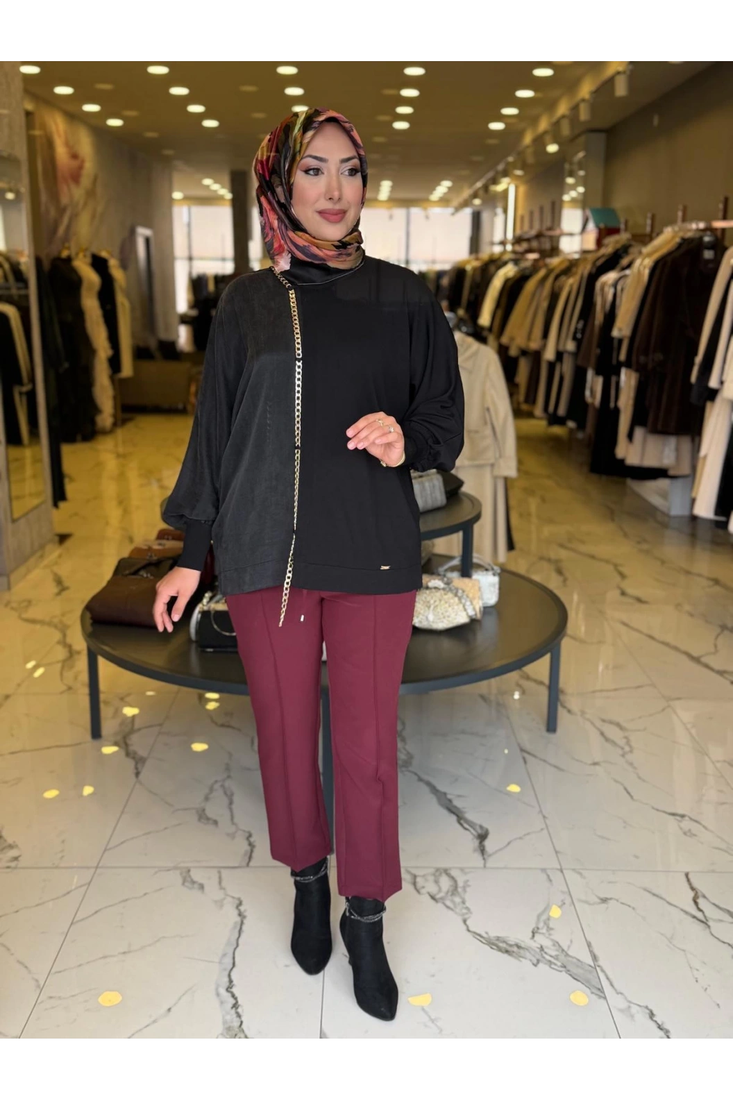 NİLİWİ-YARISI KUMAŞ ZİNCİRLİ YARASA BLUZ SİYAH