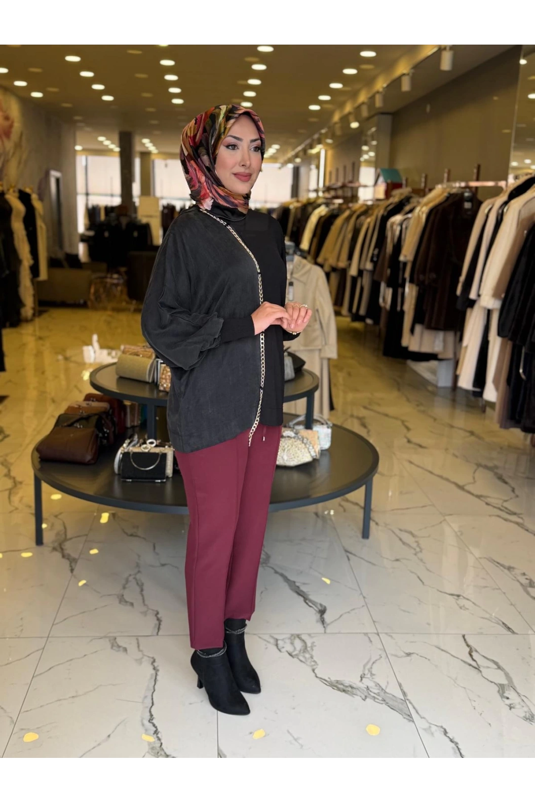 NİLİWİ-YARISI KUMAŞ ZİNCİRLİ YARASA BLUZ SİYAH