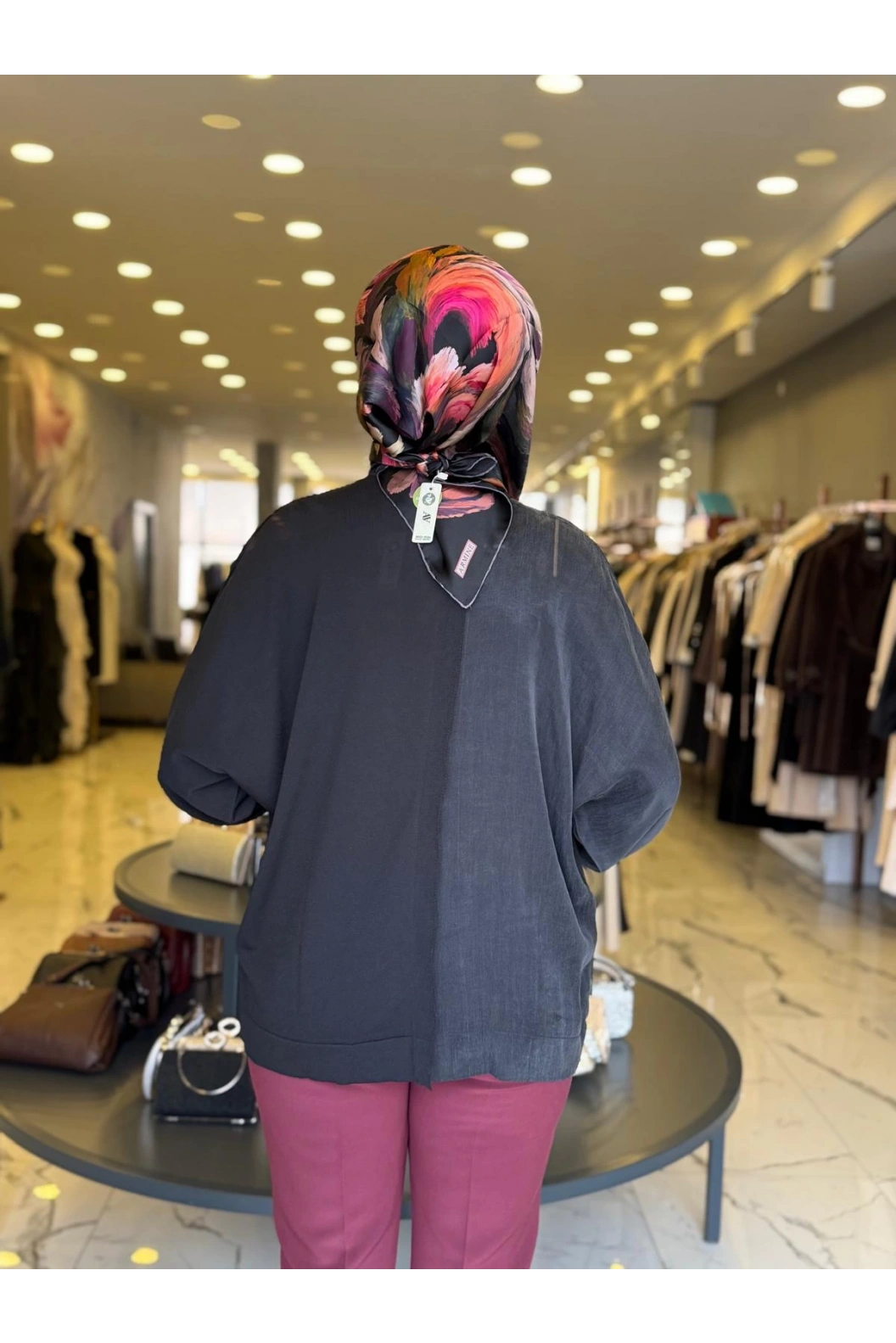 NİLİWİ-YARISI KUMAŞ ZİNCİRLİ YARASA BLUZ SİYAH