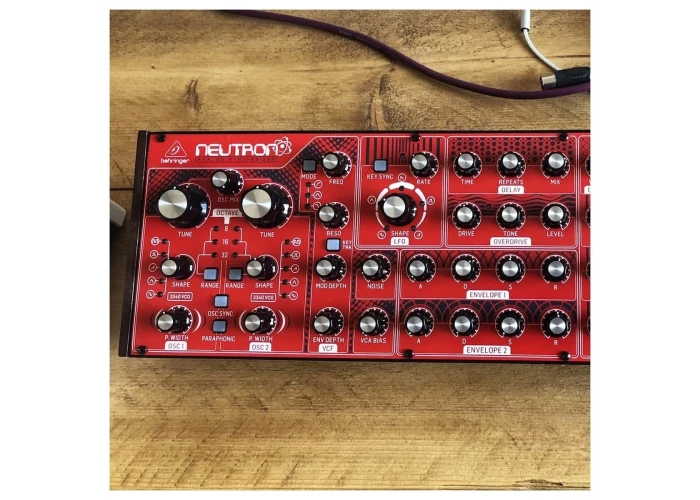 Behringer NEUTRON Analog ve Yarı-Modüler Synthesizer