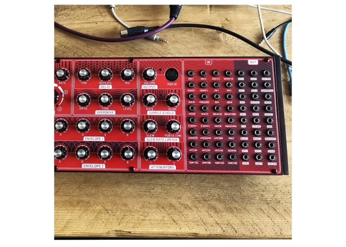 Behringer NEUTRON Analog ve Yarı-Modüler Synthesizer