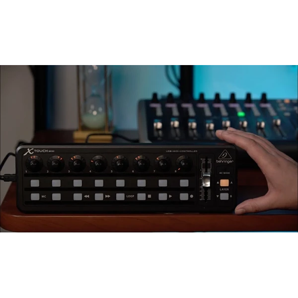 Behringer X-TOUCH MINI Kontrol Ünitesi