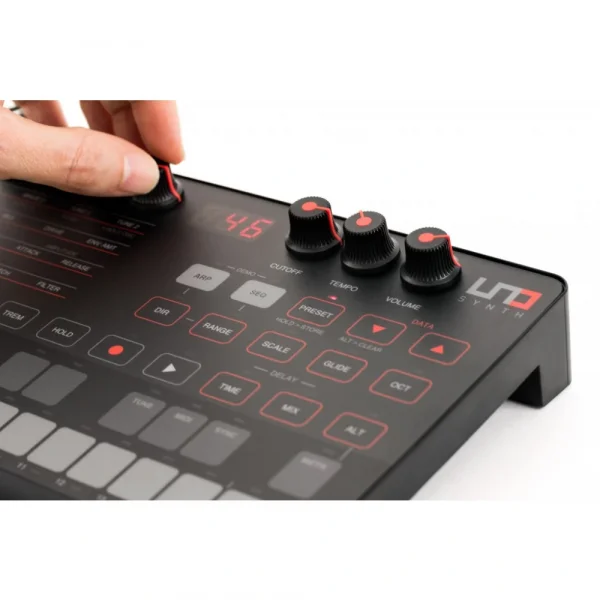 IK MULTIMEDIA UNO-SYNTH / Ses Modülü
