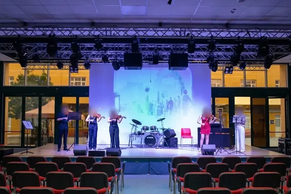 İzmir Saint-Joseph Fransız Lisesi Forum sahnesinde konser: truss, sahne ışıkları ve Nexo hoparlörler