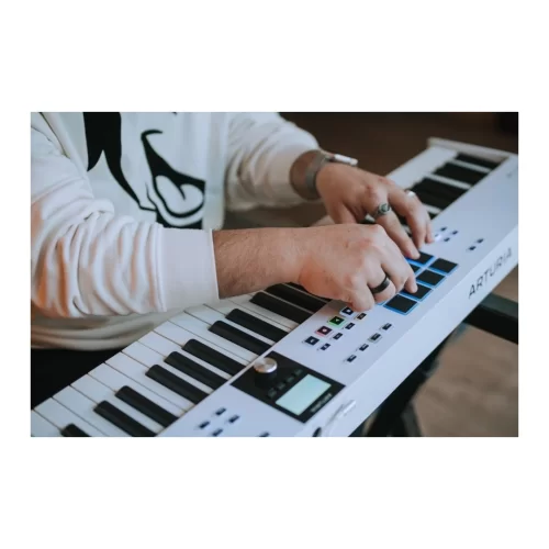 Arturia KeyLab Essential 88 MK3 88-tuş yarı-ağır tuşe keyboard/ MIDI ve Modular kontrolcü, Soft Synth