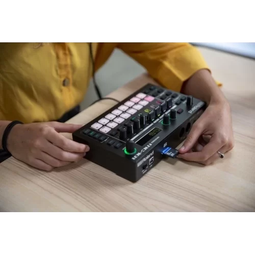 ROLAND MC-101 Aira Groovebox