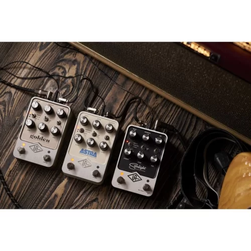 Universal Audio Astra Modulation Machine Pedal 50lerin Klasik Amerikan Tüplü Amplifikatörü