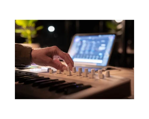 Arturia KeyLab Essential 49 mk3 - Alpine White 3.Nesil Akıllı MIDI Kontrolcü (49 Tuş) - Sınırlı Üretim Full Beyaz Tasarım