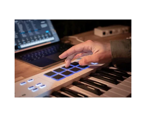 Arturia KeyLab Essential 49 mk3 - Alpine White 3.Nesil Akıllı MIDI Kontrolcü (49 Tuş) - Sınırlı Üretim Full Beyaz Tasarım