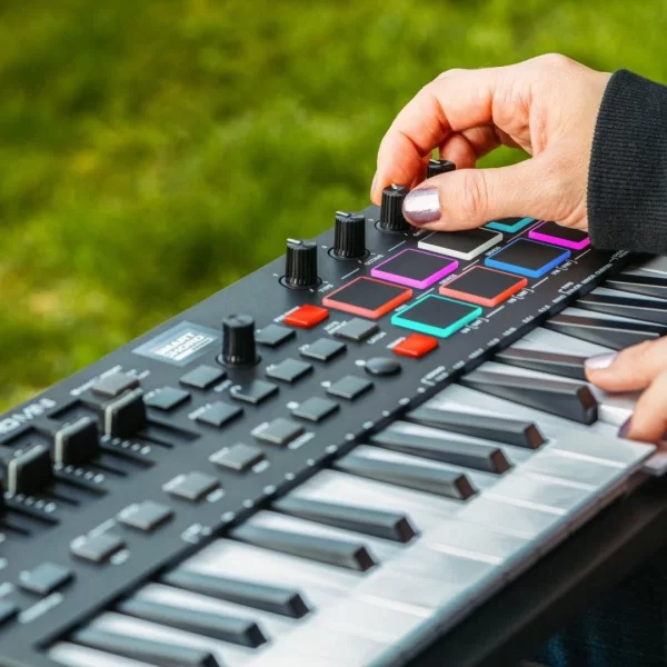 M-Audio Oxygen Pro Mini 32 tuş, Yarı-ağır mini-tuşe profesyonel USB/MIDI controller - Yeni nesil