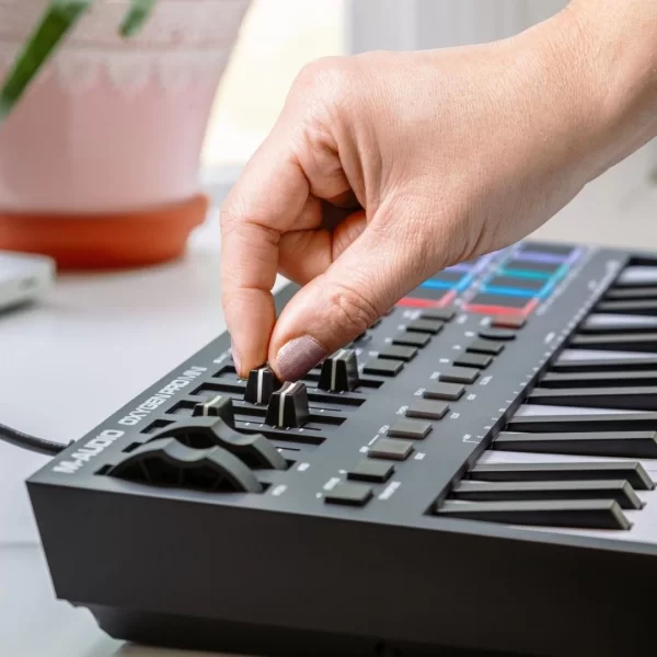 M-Audio Oxygen Pro Mini 32 tuş, Yarı-ağır mini-tuşe profesyonel USB/MIDI controller - Yeni nesil
