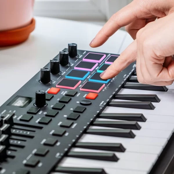 M-Audio Oxygen Pro Mini 32 tuş, Yarı-ağır mini-tuşe profesyonel USB/MIDI controller - Yeni nesil