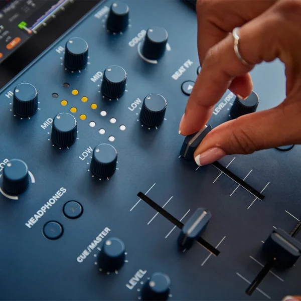 ALPHATHETA OMNIS-DUO Şarjlı All-in-one DJ Kontrol Ünitesi