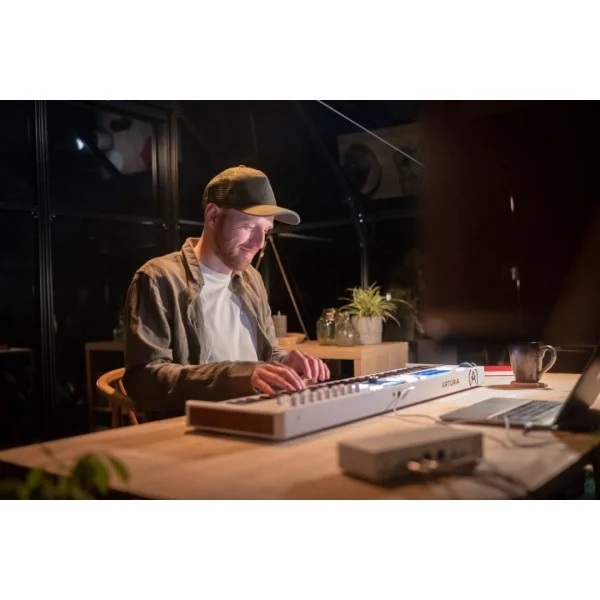 Arturia KeyLab Essential 49 mk3 (Sınırlı Sayıda Özel Üretim) Yeni Nesil 49-tuş MIDI kontrolcü - Hediye Pigments yazılımı ile