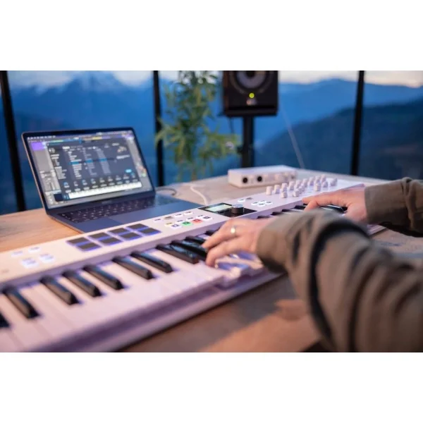 Arturia KeyLab Essential 49 mk3 (Sınırlı Sayıda Özel Üretim) Yeni Nesil 49-tuş MIDI kontrolcü - Hediye Pigments yazılımı ile