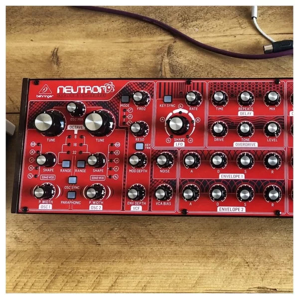 Behringer NEUTRON Analog ve Yarı-Modüler Synthesizer