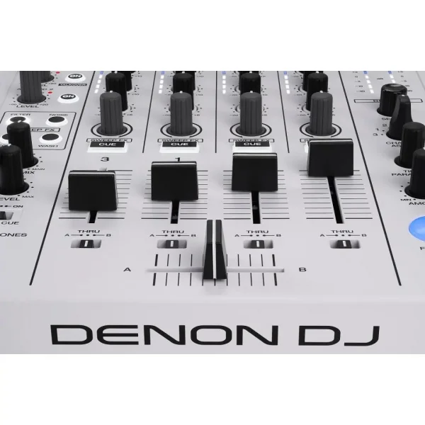 Denon DJ SC Live 4 4-Deck Standalone DJ kontrolcü, 7 Dokunmatik Ekran, Dahili Hoparlörler ve WI-FI Bağlantı