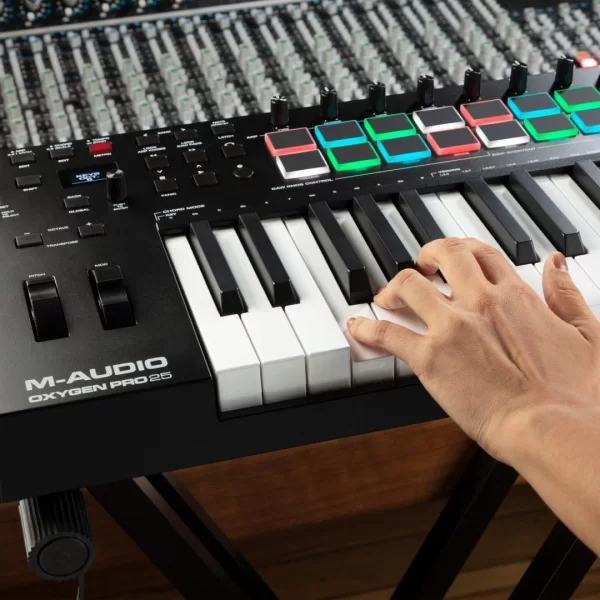 M-Audio Oxygen Pro 25 25 tuş, Yarı-ağır tuşe profesyonel USB/MIDI controller - Yeni nesil