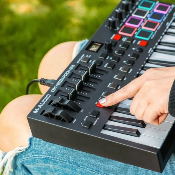 M-Audio Oxygen Pro Mini 32 tuş, Yarı-ağır mini-tuşe profesyonel USB/MIDI controller - Yeni nesil