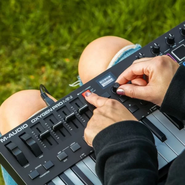 M-Audio Oxygen Pro Mini 32 tuş, Yarı-ağır mini-tuşe profesyonel USB/MIDI controller - Yeni nesil