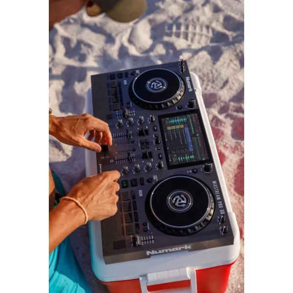Numark Mixstream Pro Go Pil ile çalışabilen, Amazon Müzik Destekli, Standalone Streaming DJ Kontrolcüsü