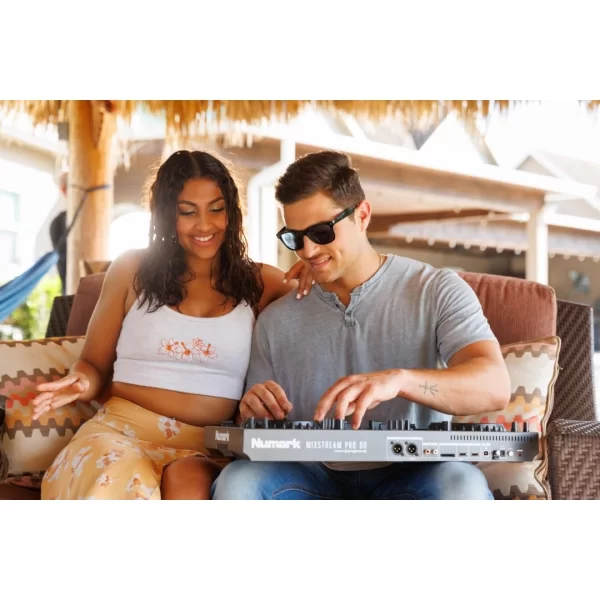 Numark Mixstream Pro Go Pil ile çalışabilen, Amazon Müzik Destekli, Standalone Streaming DJ Kontrolcüsü
