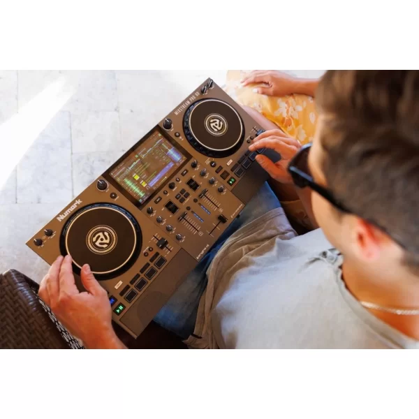 Numark Mixstream Pro Go Pil ile çalışabilen, Amazon Müzik Destekli, Standalone Streaming DJ Kontrolcüsü