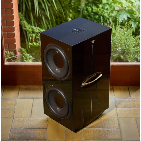 REL 212 Black Label Subwoofer siyah Grill ile gelir