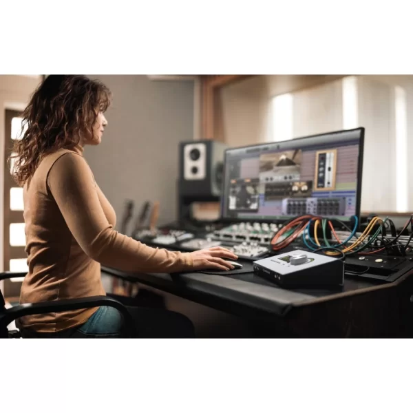 Universal Audio Apollo x4 | Gen 2 - Essential+ Masaüstü 12 x 8 Thunderbolt Ses kartı (2.Nesil) - Essential+ Yazılım Paketi ile (4 DSP)