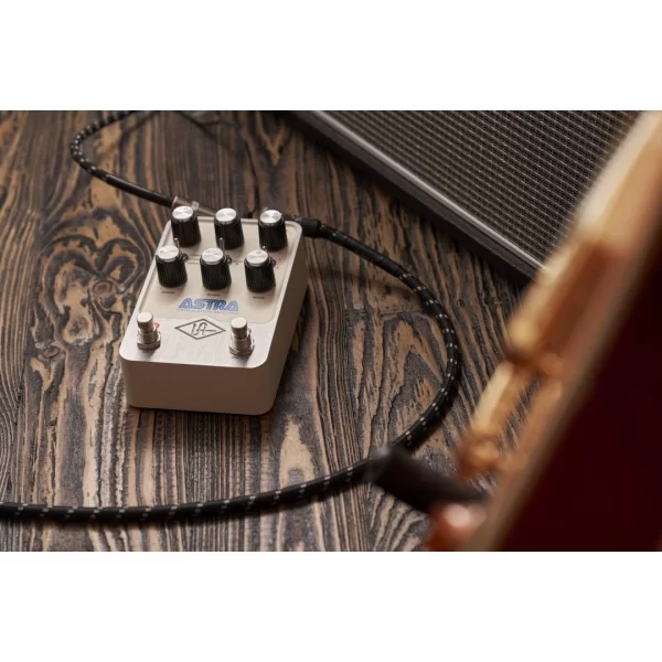 Universal Audio Astra Modulation Machine Pedal 50lerin Klasik Amerikan Tüplü Amplifikatörü