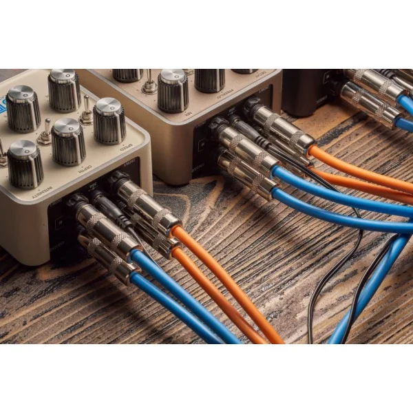 Universal Audio Astra Modulation Machine Pedal 50lerin Klasik Amerikan Tüplü Amplifikatörü