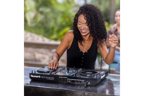 Numark Mixstream PRO PLUS 2 kanal, Standalone, Hoparlörlü Streaming DJ Kontroller