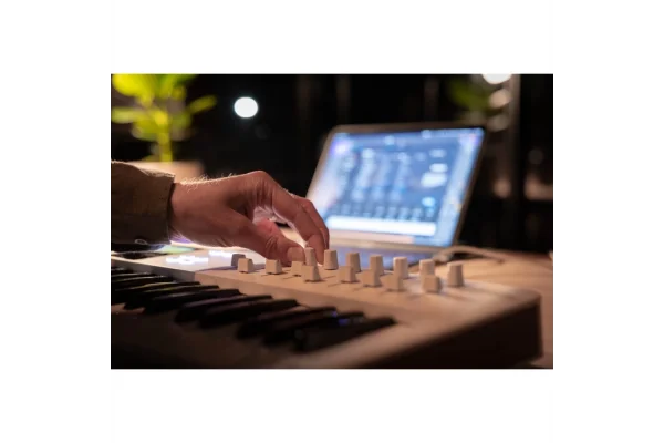 Arturia KeyLab Essential 49 mk3 - Alpine White 3.Nesil Akıllı MIDI Kontrolcü (49 Tuş) - Sınırlı Üretim Full Beyaz Tasarım