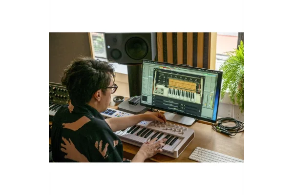 Arturia KeyLab Essential 49 mk3 - Alpine White 3.Nesil Akıllı MIDI Kontrolcü (49 Tuş) - Sınırlı Üretim Full Beyaz Tasarım