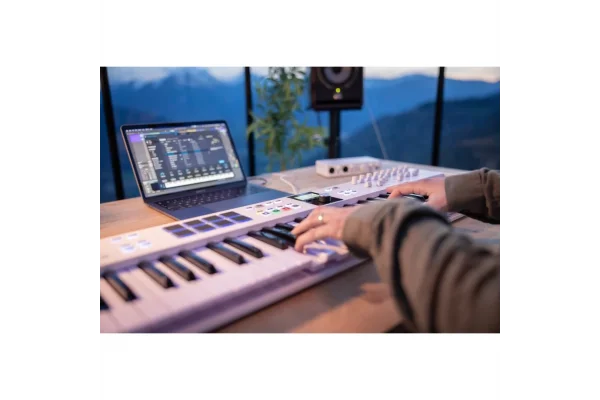 Arturia KeyLab Essential 49 mk3 - Alpine White 3.Nesil Akıllı MIDI Kontrolcü (49 Tuş) - Sınırlı Üretim Full Beyaz Tasarım