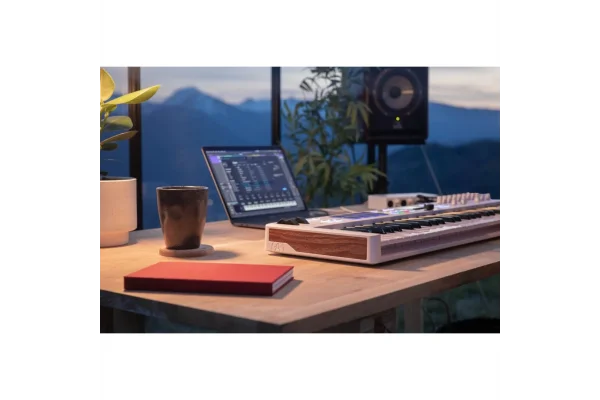 Arturia KeyLab Essential 49 mk3 - Alpine White 3.Nesil Akıllı MIDI Kontrolcü (49 Tuş) - Sınırlı Üretim Full Beyaz Tasarım