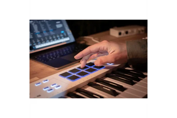 Arturia KeyLab Essential 49 mk3 - Alpine White 3.Nesil Akıllı MIDI Kontrolcü (49 Tuş) - Sınırlı Üretim Full Beyaz Tasarım