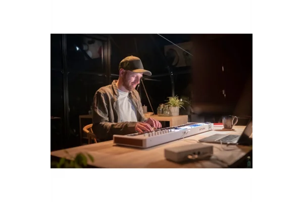 Arturia KeyLab Essential 49 mk3 - Alpine White 3.Nesil Akıllı MIDI Kontrolcü (49 Tuş) - Sınırlı Üretim Full Beyaz Tasarım