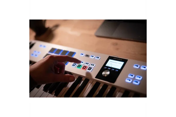 Arturia KeyLab Essential 49 mk3 - Alpine White 3.Nesil Akıllı MIDI Kontrolcü (49 Tuş) - Sınırlı Üretim Full Beyaz Tasarım