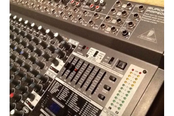 Behringer PMP6000, 1600W 20 Kanal Power Mikser