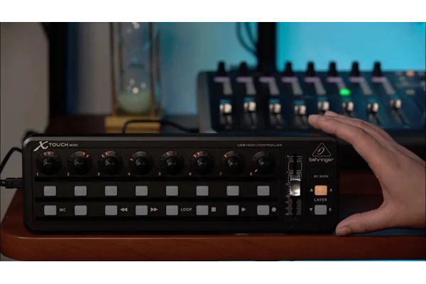 Behringer X-TOUCH MINI Kontrol Ünitesi