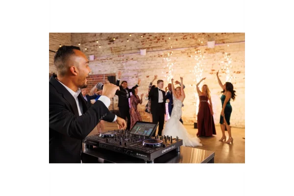 Denon DJ Prime 4+ İkinci Nesil Profesyonel 4-Kanal DJ Controller, Standalone Player, Engine Prime Sistemi