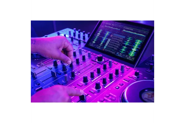 Denon DJ Prime 4+ İkinci Nesil Profesyonel 4-Kanal DJ Controller, Standalone Player, Engine Prime Sistemi