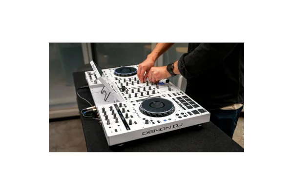 Denon DJ Prime 4+ White Edition İkinci Nesil Profesyonel 4-Kanal DJ Controller, Standalone Player, Engine Prime Sistemi, Sınırlı sayıda Beyaz Üretim